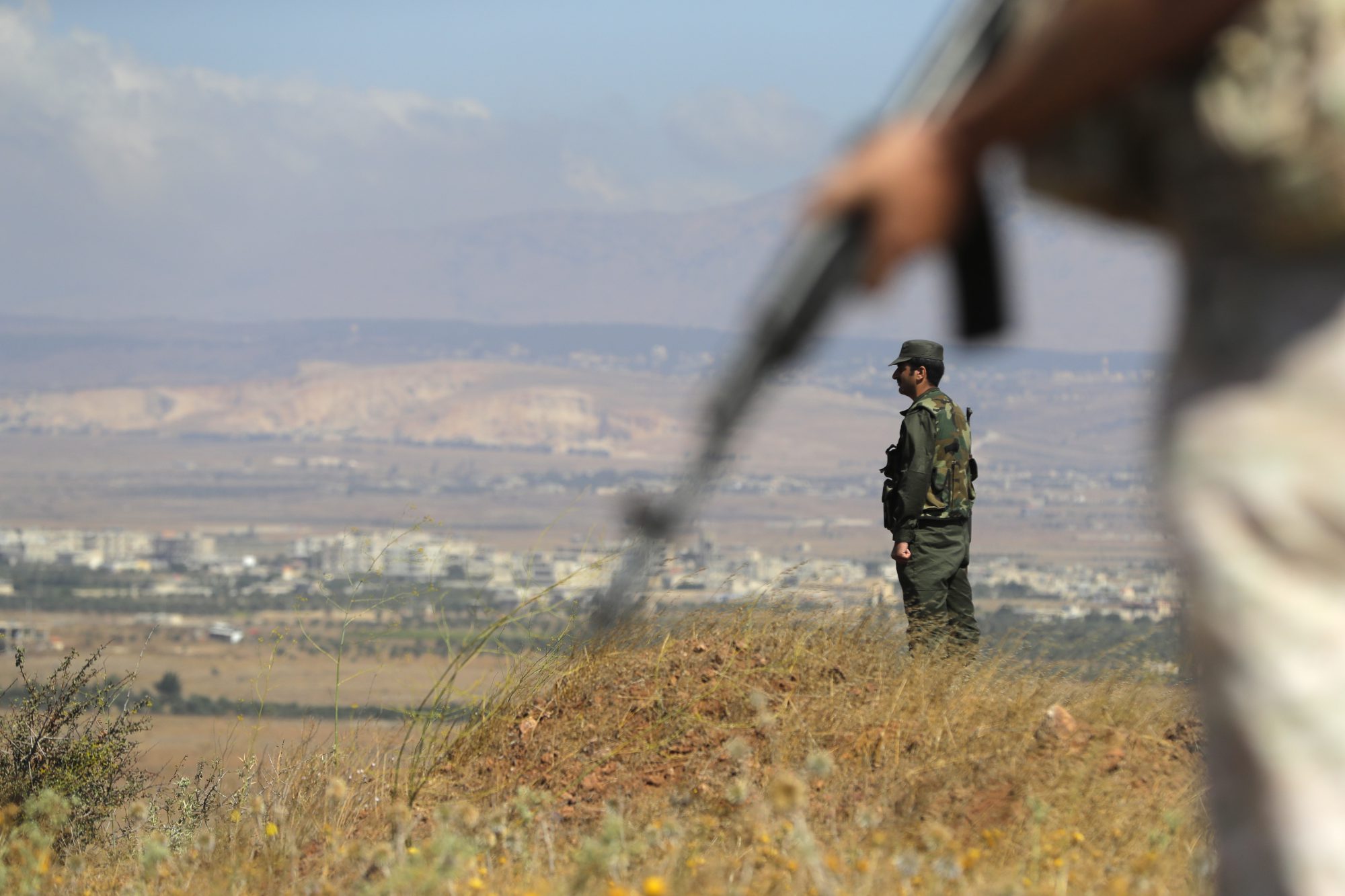 Нападение часть. Высота Военная. Израильский пост на границе с Сирией. Сирия военные со спины. Военный на высоте фото.